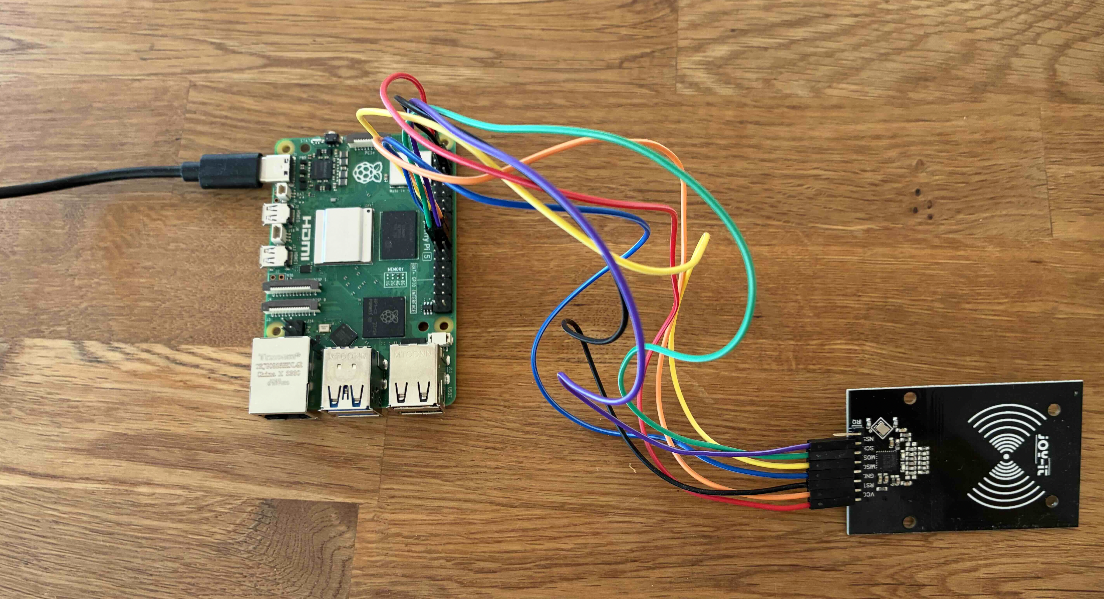 Fungerande prototyp med Raspberry Pi ansluten till en Bluetooth-läsare